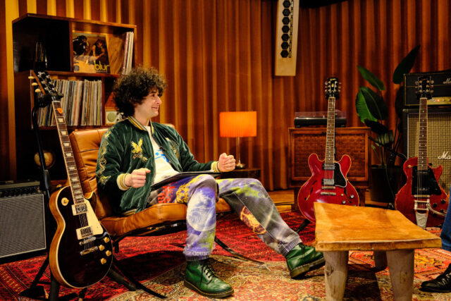 みのミュージックがホストを務めるギタリスト必見のギブソンTV日本版公式トーク・プログラム『G-Base』〜第 4 回目ゲストに登場するのは柳沢 進太郎氏(go!go!vanillas)!!〜